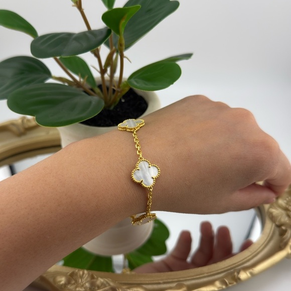 Lucky Alhambra Clover Bracelet – 18K Gold Plated with Logo - Picture 5 of 9